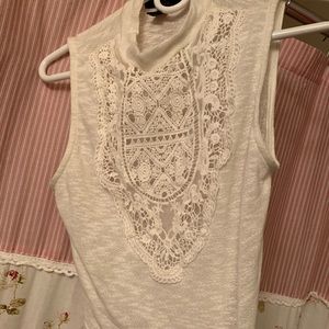 Forever 21 cream crop tank top. Nice detail.